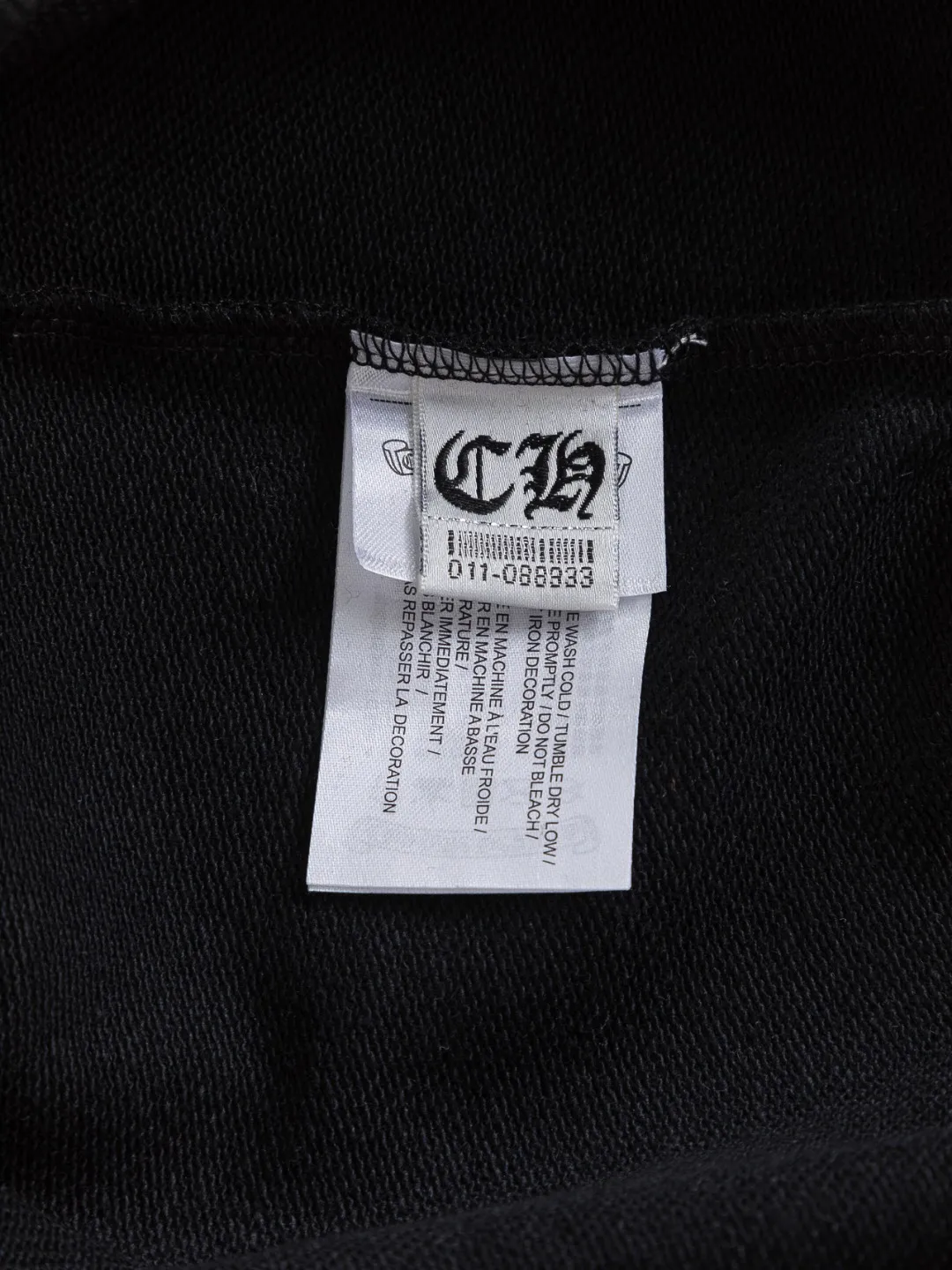 🅿️280 Chrome Hearts CH Cross 25SS Autumn and Winter Sweatshirt Early Autumn Classic Style Colorful Horseshoe Patch Embroidery on the Chest Colorful Cross on the Back ✝️🪡 Embroidered Logo Round Neck Pullover Sweatshirt, a popular style, a style that both men and women like, same style for men and women, 100% chance of turning heads when you wear it when you go out! It’s all about being handsome. The designer’s classic sense is precisely grasped. The whole piece of clothing is heavy. Industrial washing process. Ready-made garments are dyed + sprayed for a horse effect. The double-washing process is super recognizable. It uses heavy washing to make it distressed. The edges of the patch are slightly rolled and naturally distressed. It has a three-dimensional layering with a little damage and is very visually lethal. It adheres to Kroxin's consistent rough style. The chest and back are large, and the horseshoe flower printed patch pattern is embroidered and decorated. It is decorated with silver metal engraved distressed buttons. The classic elements full of brand recognition instantly enhance the overall sense of grade and specification. Its texture is quite high-end! The overall feeling is high-end, simple and elegant, with silver hardware accessories, a full set of customized accessories, and the pattern of the entire dress is all decorated with patchwork three-dimensional embroidery technology, which is the finishing touch of the entire dress. The design on the back is even more eye-catching! ! This full back is so cool, it’s full of design, and the overall upper body style highlights fashion and individuality. Wearing it together as a couple is even more popular on the street. I recommend the early autumn sweatshirt! ! The fabric is a unique 440g 100% cotton, which is skin-friendly, breathable, and feels moist. It has a strong texture and smooth lines. It can be called a back killer, which has very strict requirements on craftsmanship and cost. The smooth neckline, flat cuffs and hems, the stitches are small and tight, tight and orderly, and the details are perfect. The consistent OS version can be worn alone or layered. It is very casual, but very iconic! It is simply the flagship of high-end trendy brands and must be included in your wardrobe. It has the American fashion spirit of freedom and individuality, and is highly recognizable and stylized! Color: Black White Size: S-XL Size chart: S: Shoulder width 51-Bust 56-Length 69 M: Shoulder width 52.5-Bust 58-Length 71 L: Shoulder width 54-Bust 60-Length 73 XL: Shoulder width 55.5-Bust 62-Length 75